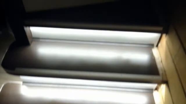 Освещение лестницы светодиодной лентой. смотреть онлайн