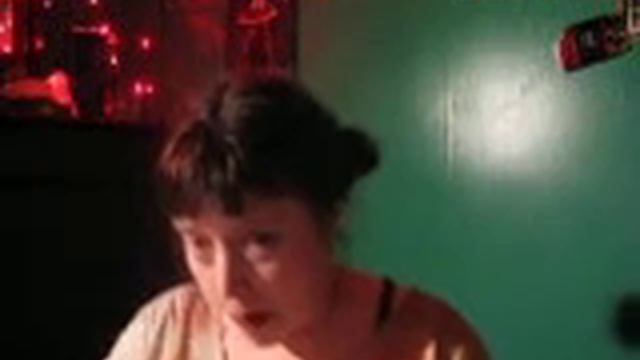 Poopy Lungstuffing plays Blue Moon on her new Mahalo Ukulele смотреть онлайн