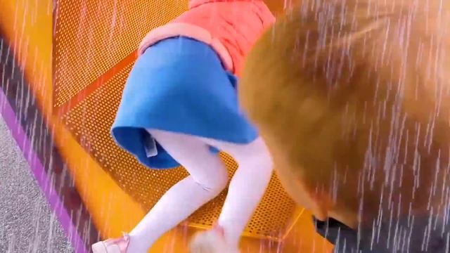 Эльвира и братик НА ПЛОЩАДКЕ Играют в ПРЯТКИ С ЖИВОТНЫМИ смотреть онлайн