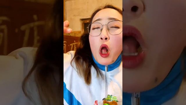 吃過這些零食都生二胎了吧？五毛錢一袋的掌心乾脆面，一口下去又香又脆真過癮#小賣鋪老闆娘#搞笑劇情#童年小賣部#童年回憶#懷舊零食 смотреть онлайн