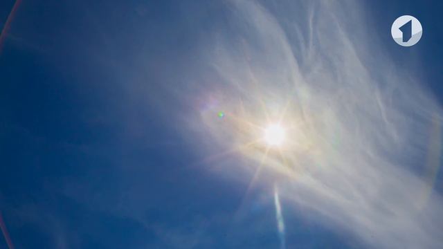 Сегодня, 4 июня, в небе можно было наблюдать уникальное явление – радугу вокруг солнца смотреть онлайн