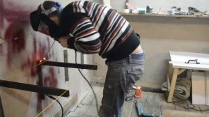 РАБОЧАЯ ЗОНА В ГАРАЖЕ. СТОЛЕШНИЦА ИЗ ЛАМИНАТА.