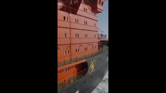 Russian nuclear icebreaker 50 LET POBEDY met French cruise ship LE COMMANDANT CHARCOT at North Pole смотреть онлайн