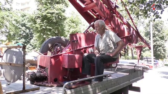 В Харькове дерево упало на припаркованные машины смотреть онлайн