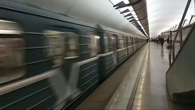Отправление 81-717.5 с фарами 2-2-2 со станции Кожуховская смотреть онлайн