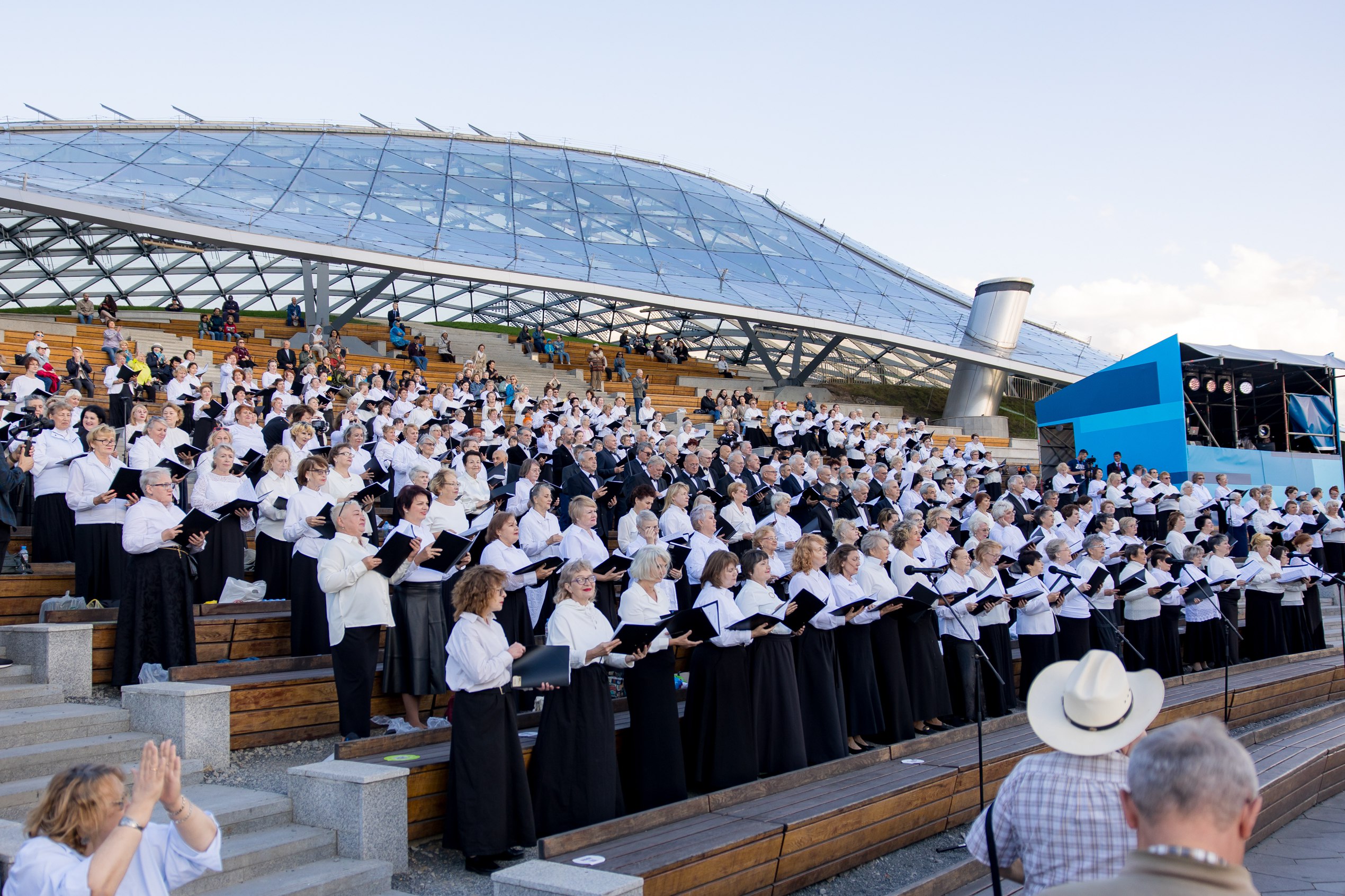 Концерт хора «Московского долголетия» в «Зарядье» смотреть онлайн
