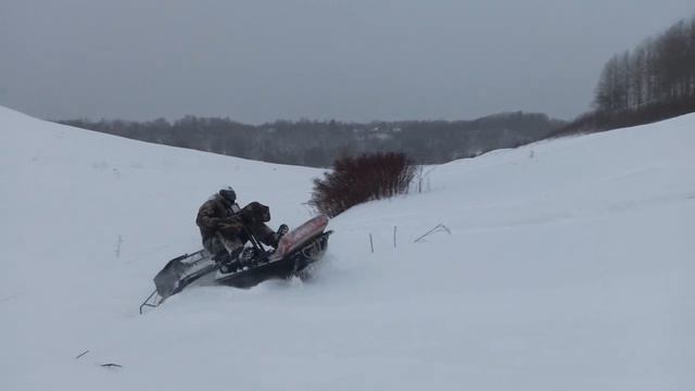 Двухгусеничный мотобуксировщик POMOR X2 с модулем "Толкач" | По заснеженному склону смотреть онлайн