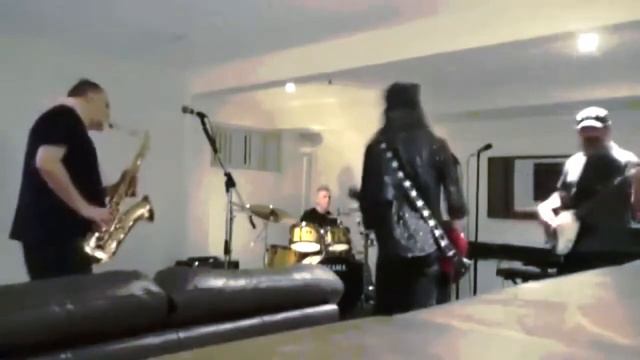 BLUES GATOR plays HEROES by David Bowie смотреть онлайн