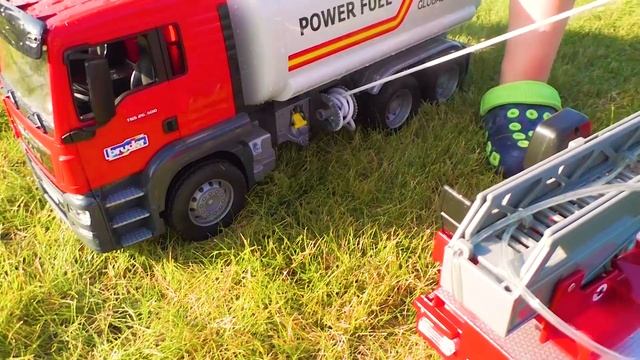 Играем в профессию пожарный Распаковка новой машины BRUDER смотреть онлайн