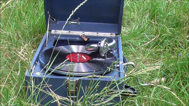 Russian Portable Gramophone plays "Stormy Weather" by Oscar Joost смотреть онлайн