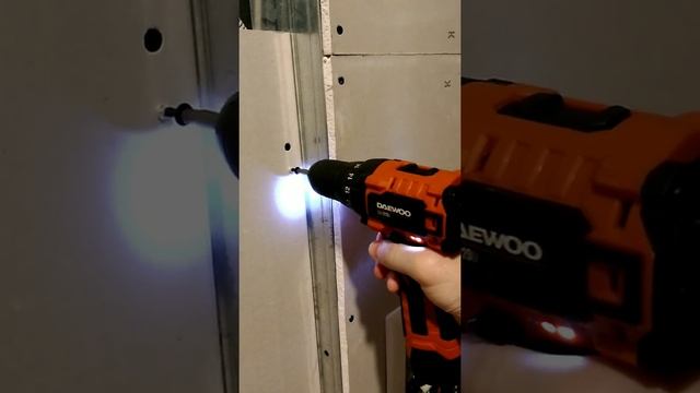 14 января 2020 г. вкручивание самореза в гипсокартон шуруповертом