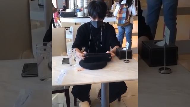 Xiao Zhan 肖战 Beijing Airport Fancam [2018.10.03] Xiao Zhan Playing Games While Waiting