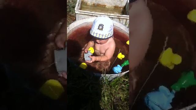 Купание малыша Timmy с плавающими игрушками для ванн Bathing baby Timmy floating bath toys смотреть онлайн