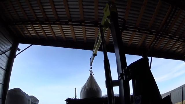 Кран-манипулятор DL Agro и МТЗ 82.1 Погрузка аммиачной селитры 950 кг. смотреть онлайн