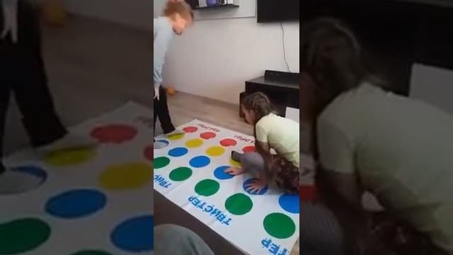 Челлендж„Твистер" смотреть онлайн