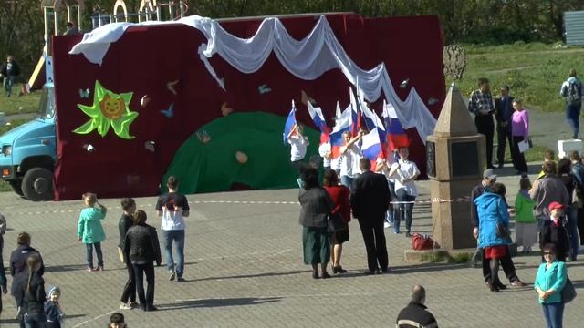 Танец с флагами России) 1 июня 2017 смотреть онлайн