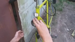 Установка электрогенератора с фарой на велосипед