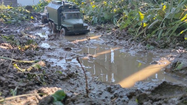 RC Урал 4320 против ЗиС 4x4 на бездорожье. RC WPL B36 mud off road action смотреть онлайн