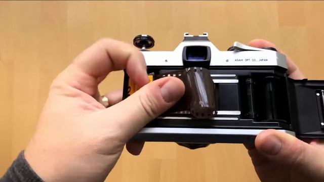 How to load a 35mm camera with film смотреть онлайн
