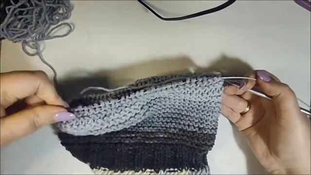 Вязание шапки спицами в двух направлениях платочной вязкой смотреть онлайн