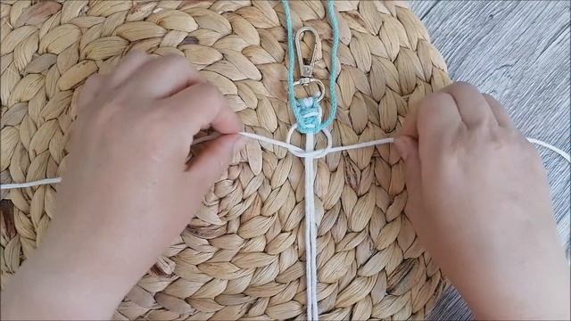 Плетение брелка в технике макраме \ Macrame tutorial | Keyring смотреть онлайн