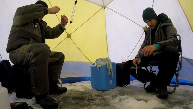 Рыбалка по первому льду| Бешенный ЖОР окуня| Осинский р-н | Сезон 2020-2021 смотреть онлайн