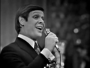 Потолок ледяной, дверь скрипучая -- Эдуард Хиль -- Песня-71