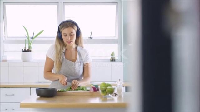 Новинка Музыка  2022 Безмятежность учится готовить.mp4