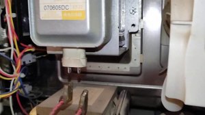 Микроволновка гудит как сварочный трансформатор. Микроволновка вибрирует запах гари