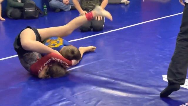 girl vs boy bjj 2023 - submission by reverse triangle and armbar *niña flexible* смотреть онлайн