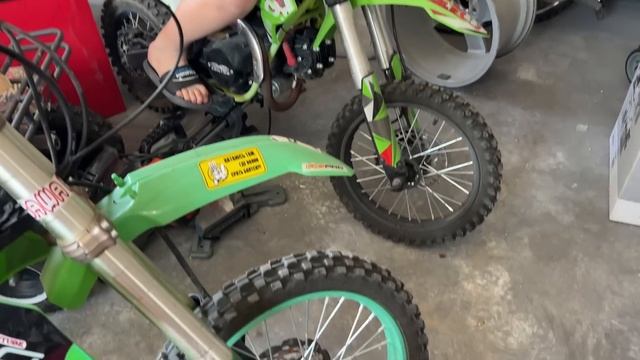 24 ЧАСА В ГАРАЖЕ. ГДЕ СПАТЬ? КАК КУШАТЬ? БРОС ШОУ смотреть онлайн