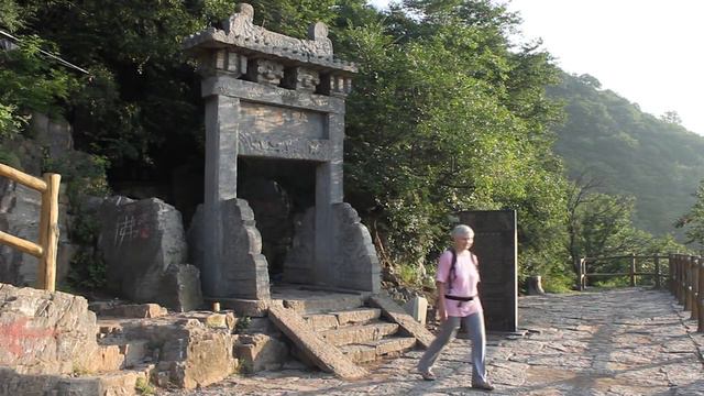 Morning meditation at Damo statue. смотреть онлайн