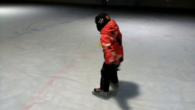 Как научить ребёнка кататься на коньках. Развороты смотреть онлайн