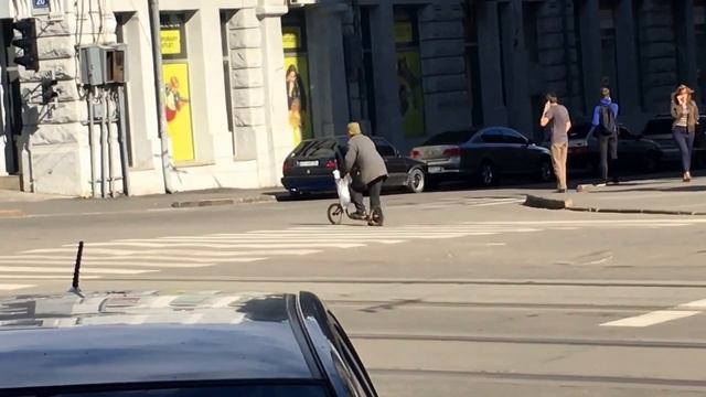 Дед на самокате в центре Харькова. смотреть онлайн