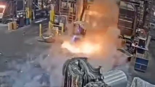 Неаккуратная загрузка печи и разлив раскалённого металла. смотреть онлайн