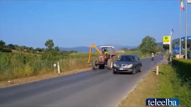 Porto Azzurro: Operai D'Alarcon tagliano l'erba ai lati della provinciale смотреть онлайн