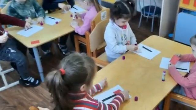 Аппликация "Флажки". 2 младшая группа. Воспитатель Скирдина Екатерина Ивановна. смотреть онлайн