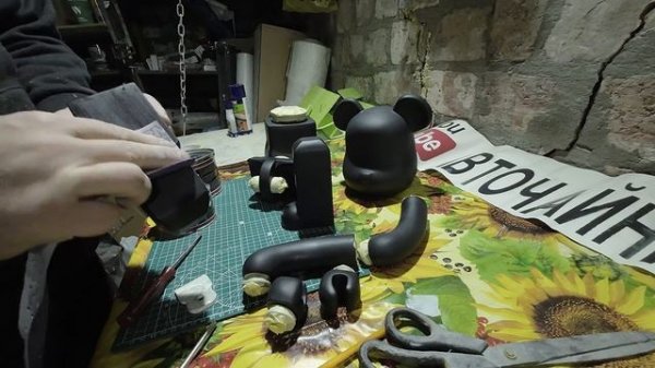 Разбираем Дизайнерскую фигурку Беарбрик Bearbrick. Часть 2.