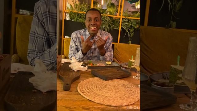 чернокожий русский, празднующий мой день рождения тортом-сюрпризом