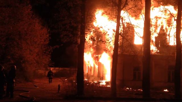 Пожар в Звенигороде. Горит бывшее здание полиции смотреть онлайн