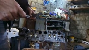 Запрессовка направляющих втулок клапанов.