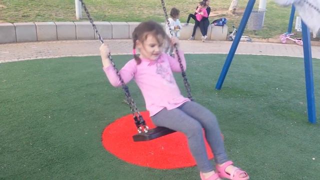 Как научиться качаться на качелях