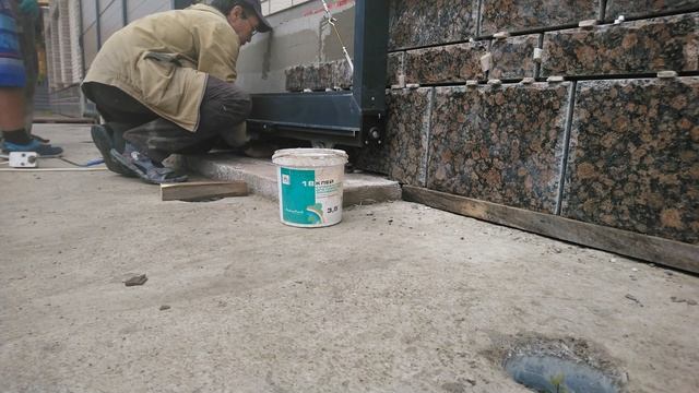 Природный камень для облицовки забора. Гранит в интерьере загородного дома. смотреть онлайн