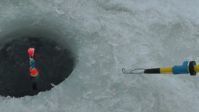 Ловля карася зимой на сети. Сети под лед. Установка и проверка. смотреть онлайн