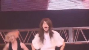 Пак Хён Сик танцует