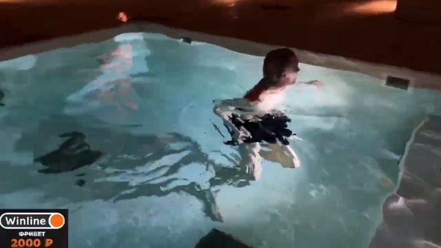 ПАРАДЕЕВИЧ КУПАЕТСЯ В БАССЕЙНЕ (Paradeevich, Плохой парень, Каечка)