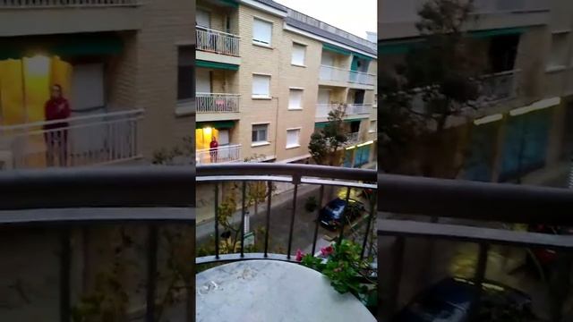 Аплодисменты-благодарность испанским врачам! Испания, Pineda de Mar смотреть онлайн