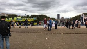 Возле Эйфелевой башни