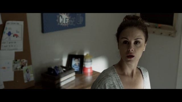 Маленький мальчик играет на железной дороге, но поезд уже слишком близко смотреть онлайн