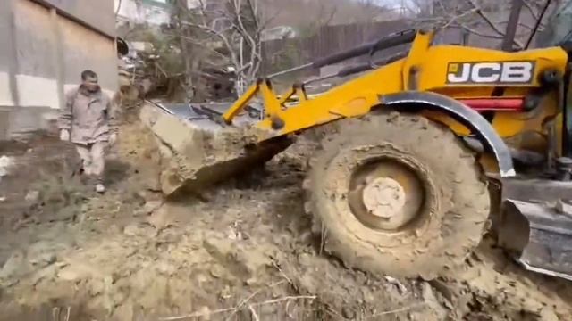 Зачем я туда полез? Трактор засосало болото! смотреть онлайн